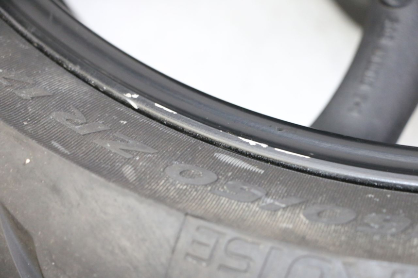 photo de CERCHIO POSTERIORE E PNEUMATICO YAMAHA XJ6 ABS 600 (2008 - 2016) - Dettagli dei punti di fissaggio