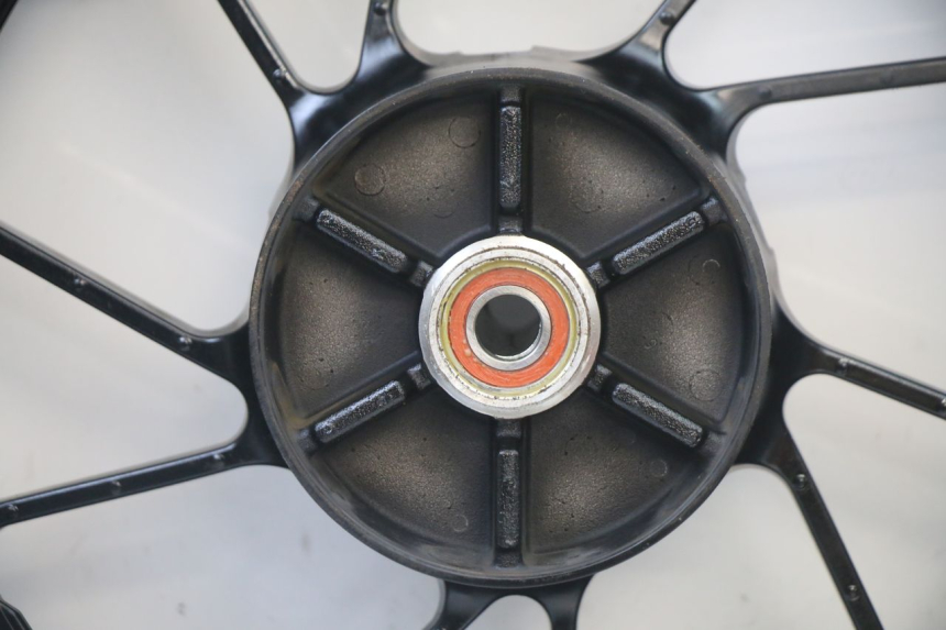 photo de CERCHIO POSTERIORE E PNEUMATICO YAMAHA TRACER 7 700 (2020 - 2024) - Primo piano tecnico