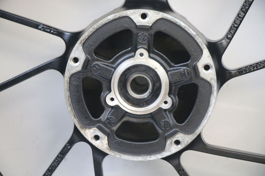 photo de CERCHIO POSTERIORE E PNEUMATICO YAMAHA TRACER 7 700 (2020 - 2024) - Marcature e riferimenti originali