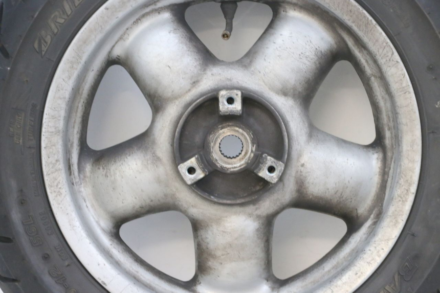 photo de CERCHIO POSTERIORE E PNEUMATICO YAMAHA YP MAJESTY 125 (2002 - 2006) - Primo piano ad alta risoluzione