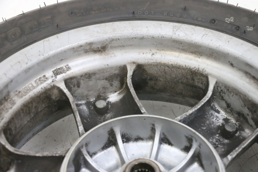 photo de CERCHIO POSTERIORE E PNEUMATICO YAMAHA YP MAJESTY 125 (2002 - 2006) - Primo piano tecnico