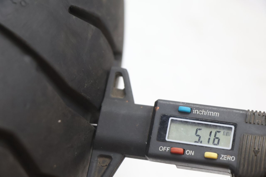 photo de CERCHIO POSTERIORE E PNEUMATICO YAMAHA YZF R GENESIS 750 (1993 - 1998) - Focus sulla struttura
