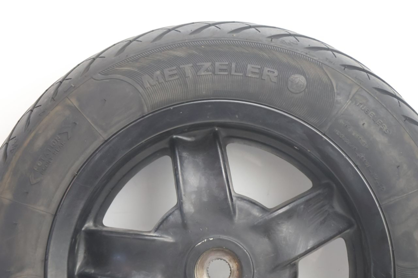 photo de CERCHIO POSTERIORE E PNEUMATICO PIAGGIO ZIP IGET 4T 50 (2021 - 2023) - Dettaglio del componente