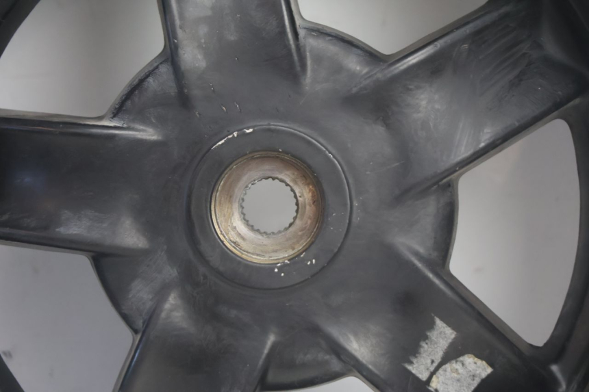photo de CERCHIO POSTERIORE E PNEUMATICO PIAGGIO ZIP IGET 4T 50 (2021 - 2023) - Altra angolazione