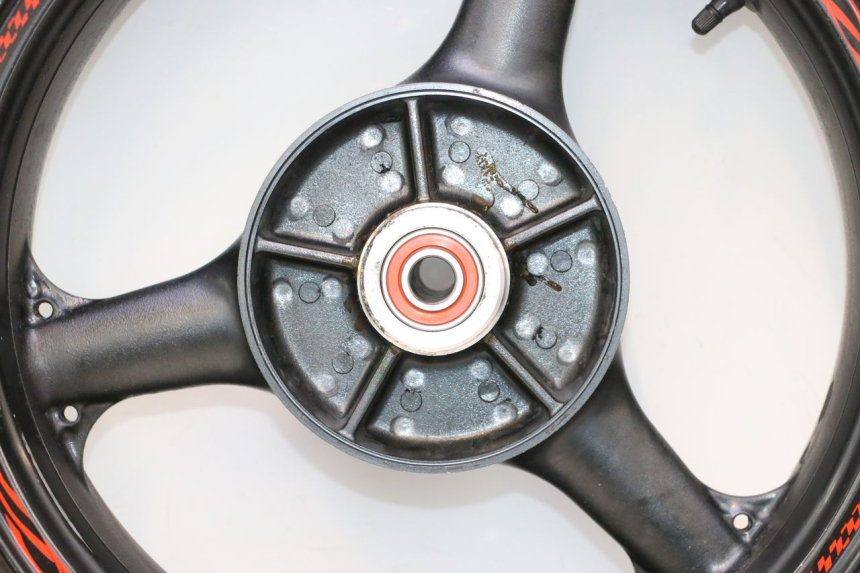 photo de CERCHIO POSTERIORE E PNEUMATICO KAWASAKI ZX-6R ZX6R 600 (1995 - 1997) - Caratteristiche distintive