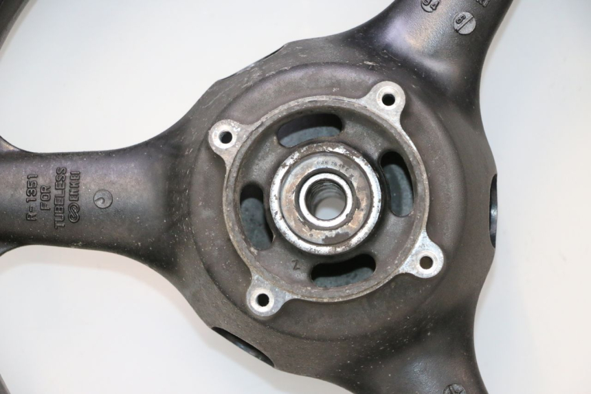 photo de CERCHIO POSTERIORE E PNEUMATICO KAWASAKI ZX-6R ZX6R 600 (1995 - 1997) - Focus sulla struttura