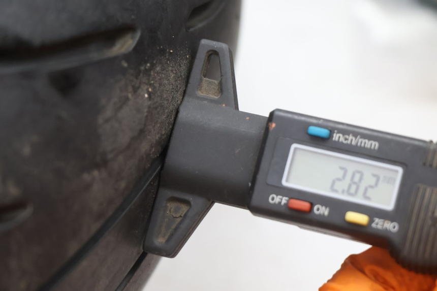 photo de CERCHIO POSTERIORE E PNEUMATICO KAWASAKI ZX-6R ZX6R 600 (2000 - 2002) - Dettagli dei punti di fissaggio