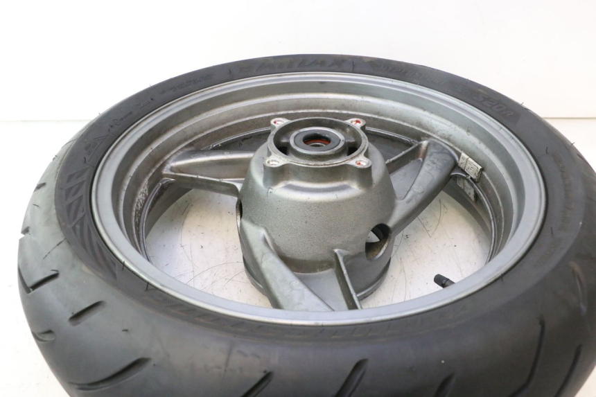 photo de CERCHIO POSTERIORE E PNEUMATICO KAWASAKI ZZR 600 (1995 - 2004) - Zoom sui componenti