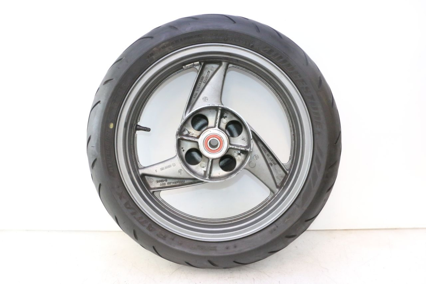 photo de CERCHIO POSTERIORE E PNEUMATICO KAWASAKI ZZR 600 (1995 - 2004) - Primo piano tecnico