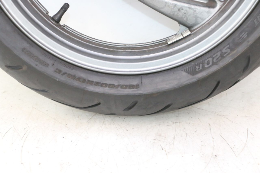 photo de CERCHIO POSTERIORE E PNEUMATICO KAWASAKI ZZR 600 (1995 - 2004) - Stato della superficie e materiale