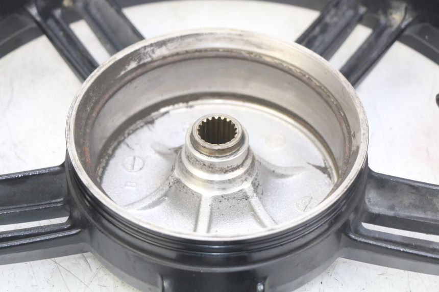 photo de CERCHIO POSTERIORE KYMCO AGILITY 16+ 4T 50 (2018 - 2023) - Primo piano ad alta risoluzione