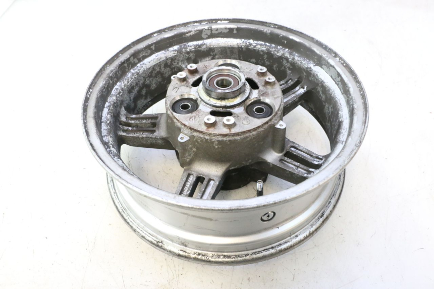 photo de CERCHIO POSTERIORE SUZUKI BURGMAN EXECUTIVE ABS 650 (2006 - 2012) - Caratteristiche distintive