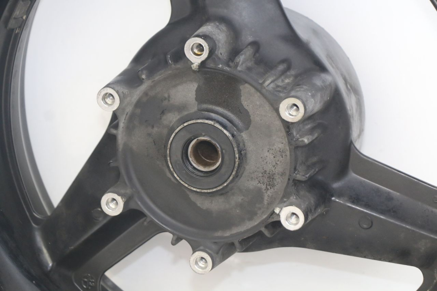 photo de CERCHIO POSTERIORE HONDA CBR F SC25 1000 (1989 - 1992) - Primo piano ad alta risoluzione