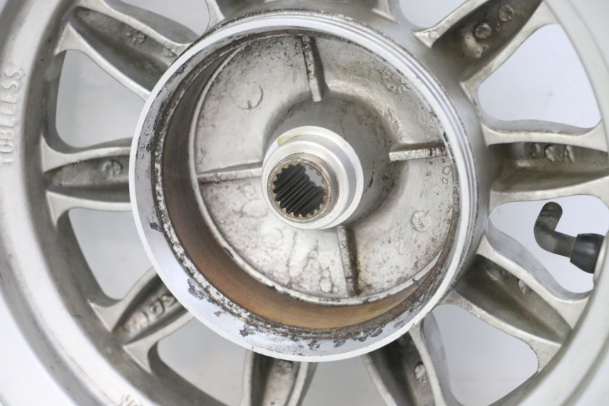 photo de CERCHIO POSTERIORE DAELIM BESBI 125 (2007 - 2008) - Primo piano tecnico