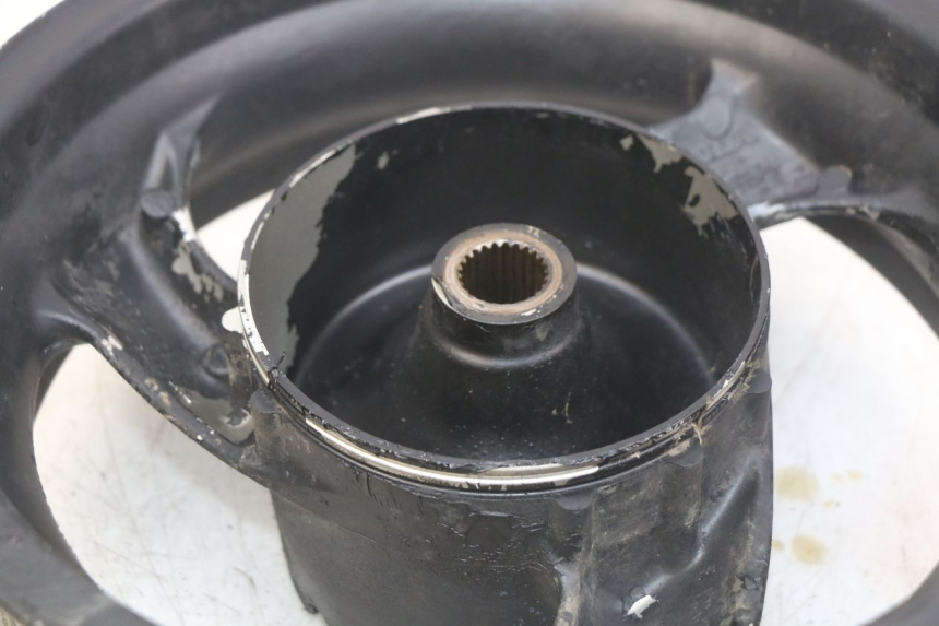 photo de CERCHIO POSTERIORE HONDA FES PANTHEON 125 (2003 - 2007) - Dettagli dei punti di fissaggio