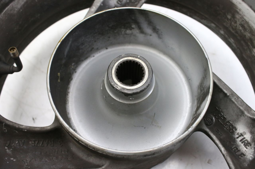 photo de CERCHIO POSTERIORE HONDA FES S-WING SWING ABS 125 (2007 - 2015) - Stato della superficie e materiale