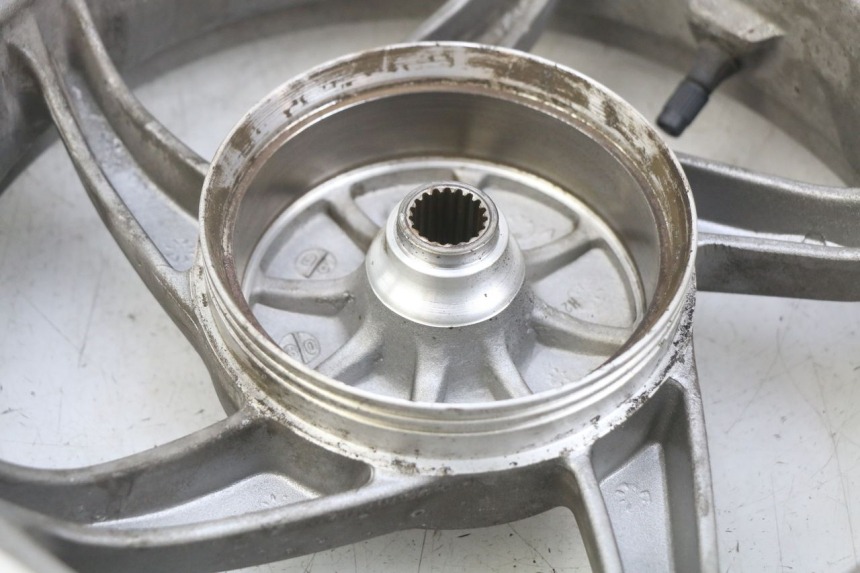 photo de CERCHIO POSTERIORE SYM FIDDLE 2 50 (2008 - 2013) - Primo piano tecnico