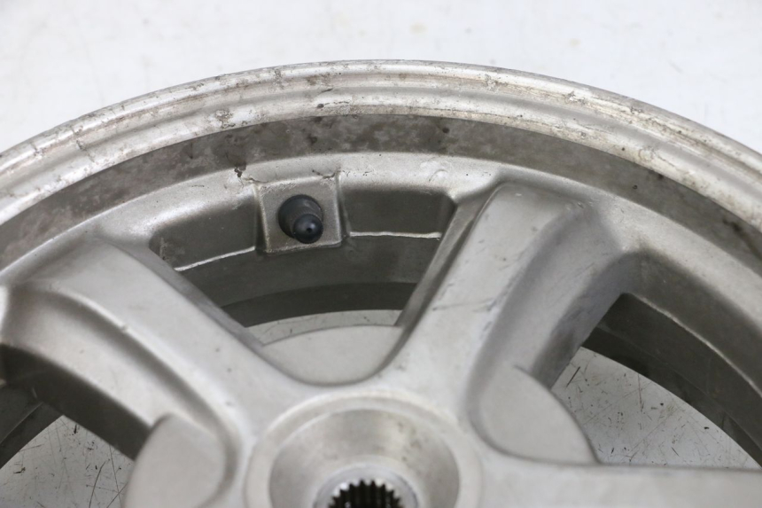 photo de CERCHIO POSTERIORE SYM FIDDLE 3 III 50 (2014 - 2020) - Primo piano ad alta risoluzione