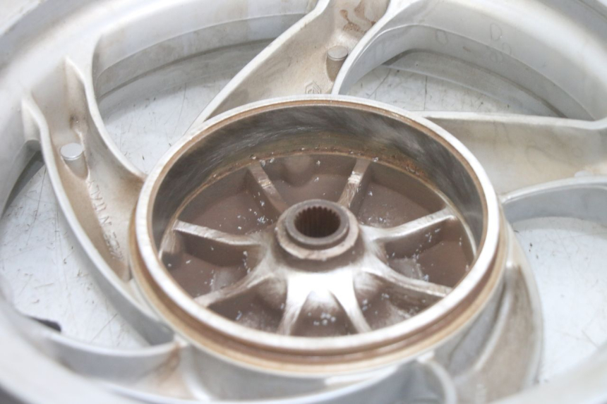 photo de CERCHIO POSTERIORE PIAGGIO FLY 125 (2005 - 2012) - Dettagli dei punti di fissaggio