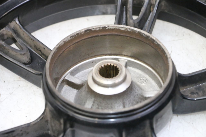 photo de CERCHIO POSTERIORE PEUGEOT KISBEE 2T 50 (2010 - 2017) - Primo piano tecnico