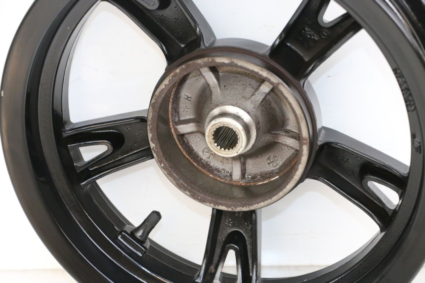 photo de CERCHIO POSTERIORE PEUGEOT KISBEE 4T 50 (2018 - 2022) - Primo piano tecnico