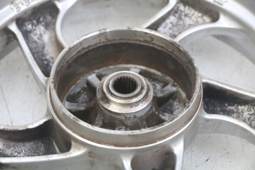 photo de CERCHIO POSTERIORE SYM MIO 50 (2011 - 2017) - Primo piano ad alta risoluzione