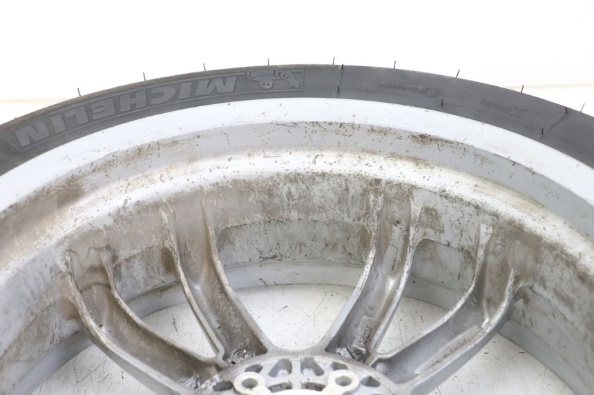 photo de CERCHIO POSTERIORE PIAGGIO MP3 LT 400 (2007 - 2012) - Dettagli dei punti di fissaggio