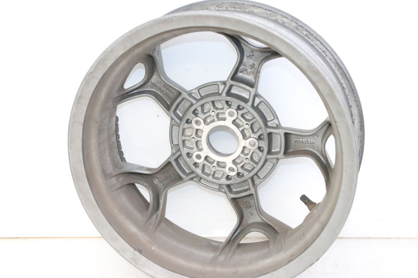 photo de CERCHIO POSTERIORE PIAGGIO MP3 500 (2014 - 2017) - Dettagli dei punti di fissaggio