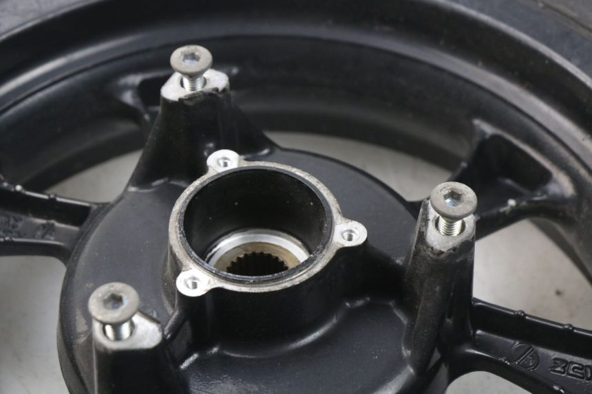 photo de CERCHIO POSTERIORE MBK MW TRYPTIK 125 (2017 - 2022) - Dettagli dei punti di fissaggio