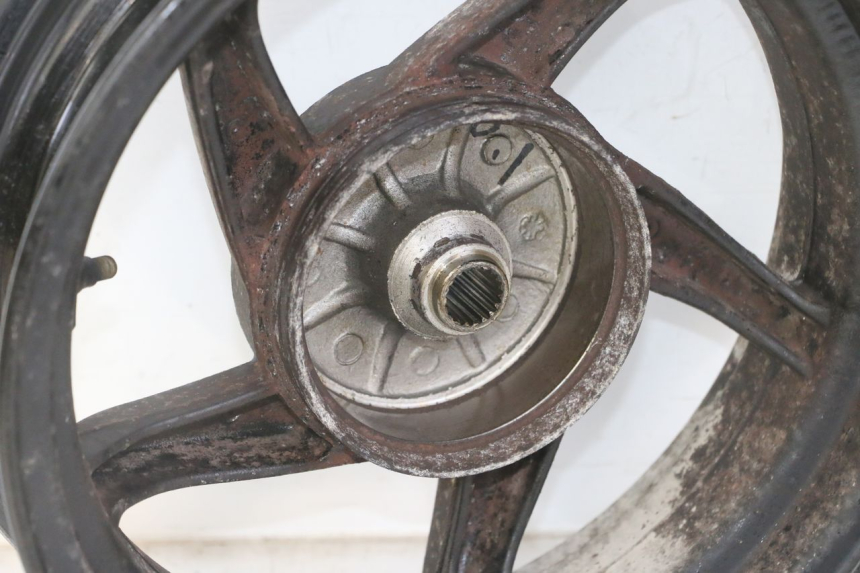 photo de CERCHIO POSTERIORE SYM ORBIT 2 4T 50 (2008 - 2017) - Primo piano tecnico