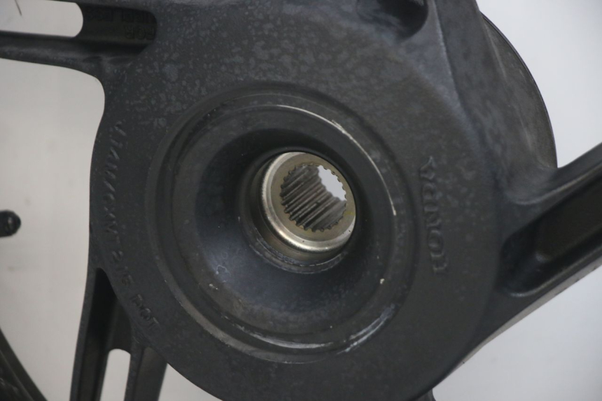 photo de CERCHIO POSTERIORE HONDA PCX (JF47) 125 (2012 - 2013) - Dettagli dei punti di fissaggio