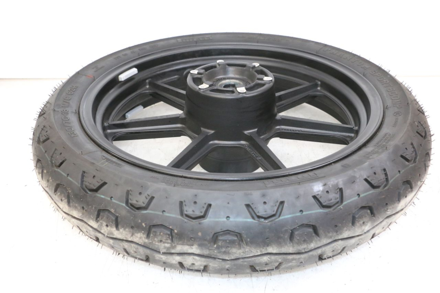 photo de CERCHIO POSTERIORE ROYAL ENFIELD CONTINENTAL GT 650 (2019 - 2024) - Dettagli dei punti di fissaggio