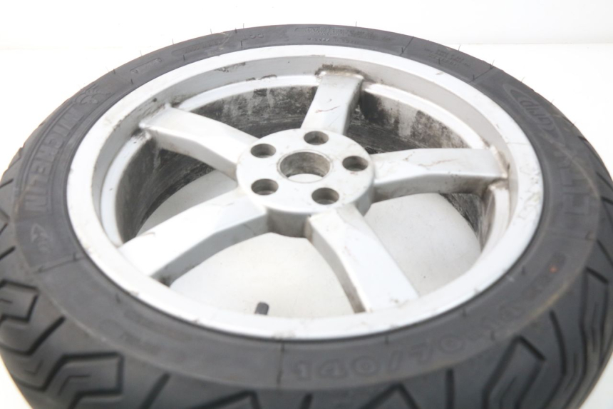 photo de CERCHIO POSTERIORE PEUGEOT SATELIS 500 (2007 - 2013) - Primo piano tecnico