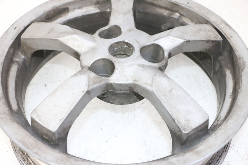 photo de CERCHIO POSTERIORE PEUGEOT SATELIS 125 (2006 - 2009) - Caratteristiche distintive