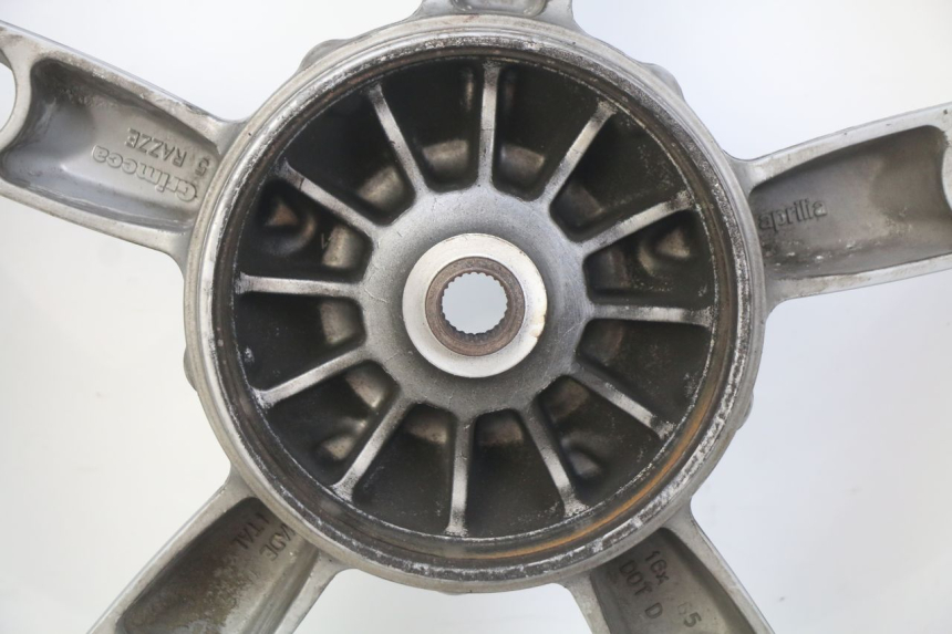 photo de CERCHIO POSTERIORE APRILIA SCARABEO 100 (2003 - 2012) - Caratteristiche distintive