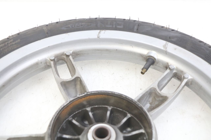 photo de CERCHIO POSTERIORE APRILIA SCARABEO 100 (2003 - 2012) - Primo piano tecnico