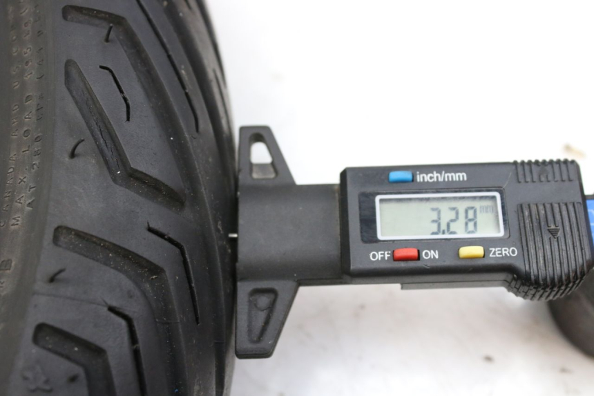 photo de CERCHIO POSTERIORE APRILIA SCARABEO 100 (2003 - 2012) - Primo piano ad alta risoluzione