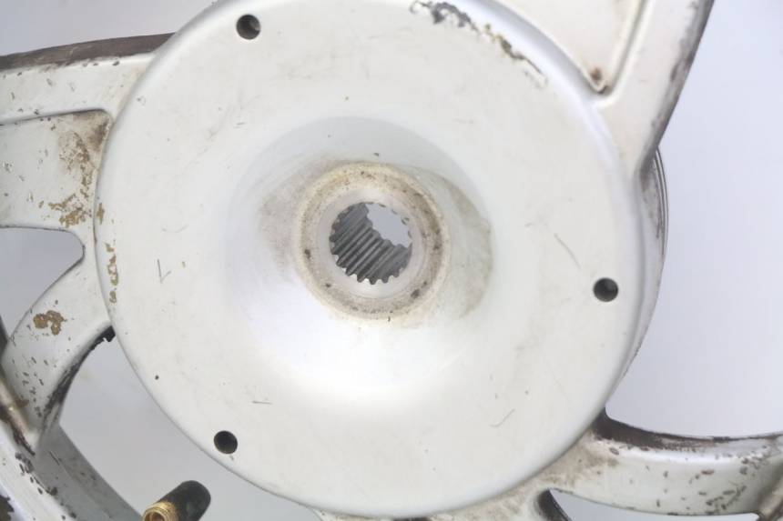 photo de CERCHIO POSTERIORE KYMCO SENTO 100 (2008 - 2013) - Dettagli dei punti di fissaggio