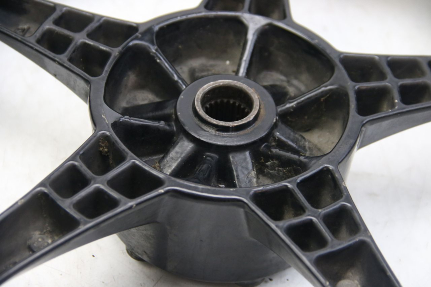 photo de CERCHIO POSTERIORE SUZUKI SIXTEEN 125 (2008 - 2010) - Focus sulla struttura