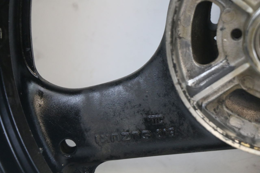 photo de CERCHIO POSTERIORE SUZUKI GS F 500 (2004 - 2007) - Dettagli dei punti di fissaggio