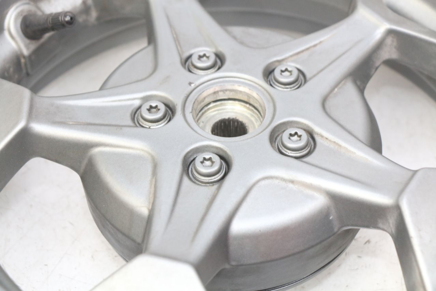 photo de CERCHIO POSTERIORE APRILIA SXR 50 (2021 - 2023) - Dettagli dei punti di fissaggio