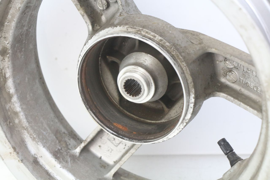 photo de CERCHIO POSTERIORE PEUGEOT VIVACITY NEW 2T 50 (2008 - 2017) - Primo piano tecnico