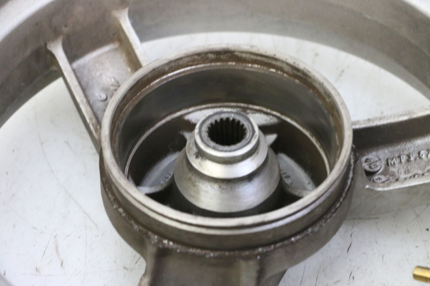 photo de CERCHIO POSTERIORE PEUGEOT VIVACITY NEW 4T 50 (2008 - 2017) - Zoom sui componenti