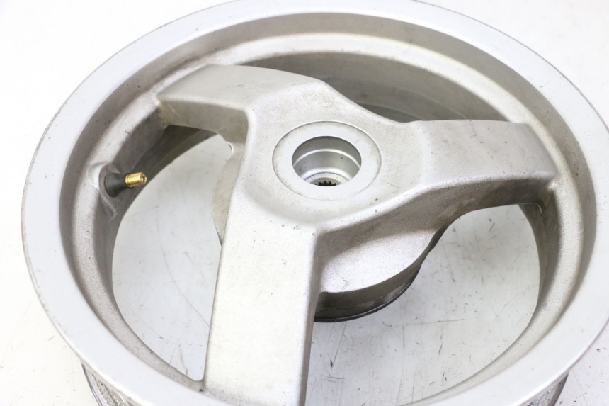 photo de CERCHIO POSTERIORE PEUGEOT VIVACITY NEW 4T 50 (2008 - 2017) - Primo piano ad alta risoluzione