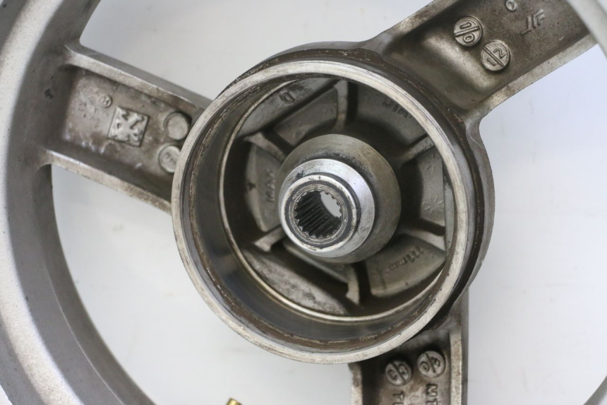 photo de CERCHIO POSTERIORE PEUGEOT VIVACITY NEW 4T 50 (2008 - 2017) - Primo piano tecnico