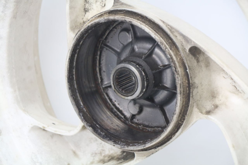 photo de CERCHIO POSTERIORE PEUGEOT VIVACITY 50 (1998 - 2003) - Stato della superficie e materiale