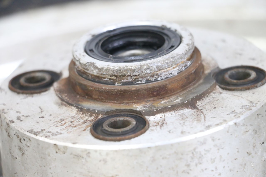 photo de CERCHIO POSTERIORE DAELIM VL DAYSTAR 125 (2000 - 2011) - Dettagli dei punti di fissaggio