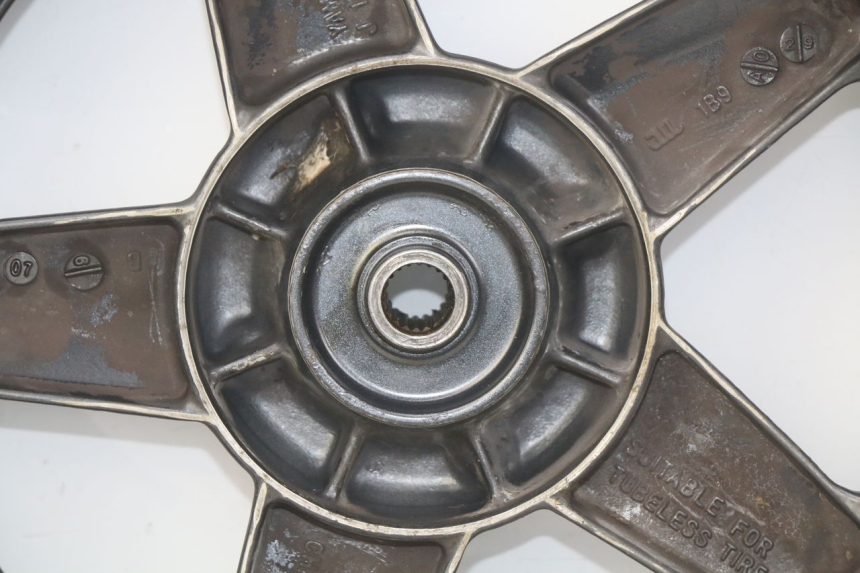 photo de CERCHIO POSTERIORE YAMAHA XMAX X-MAX 125 (2006 - 2009) - Primo piano ad alta risoluzione