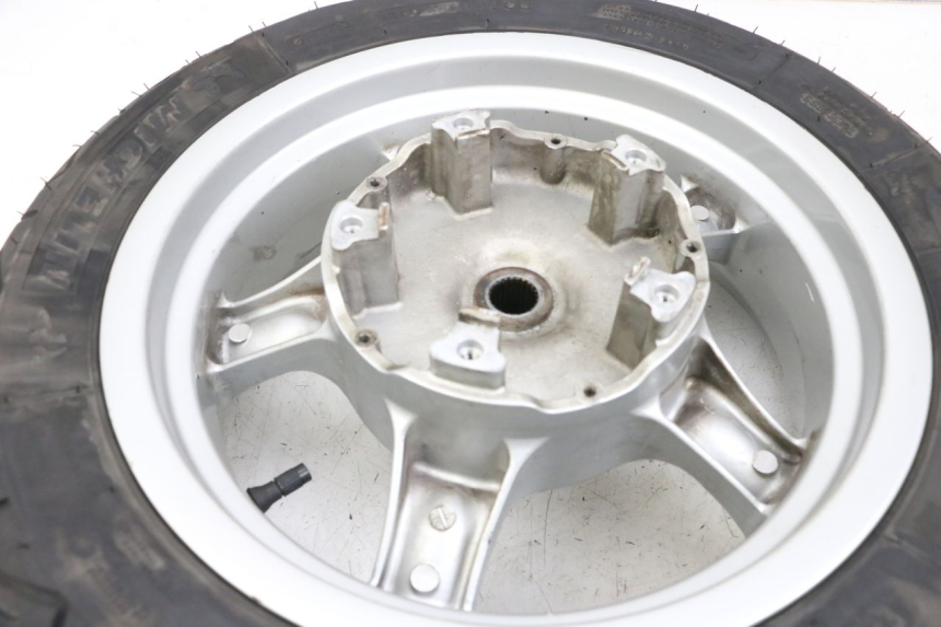 photo de CERCHIO POSTERIORE KYMCO XCITING 250 (2006 - 2009) - Dettagli dei punti di fissaggio