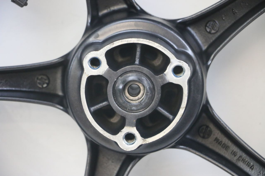 photo de CERCHIO ANTERIORE YAMAHA AEROX 2T 50 (2013 - 2017) - Primo piano ad alta risoluzione